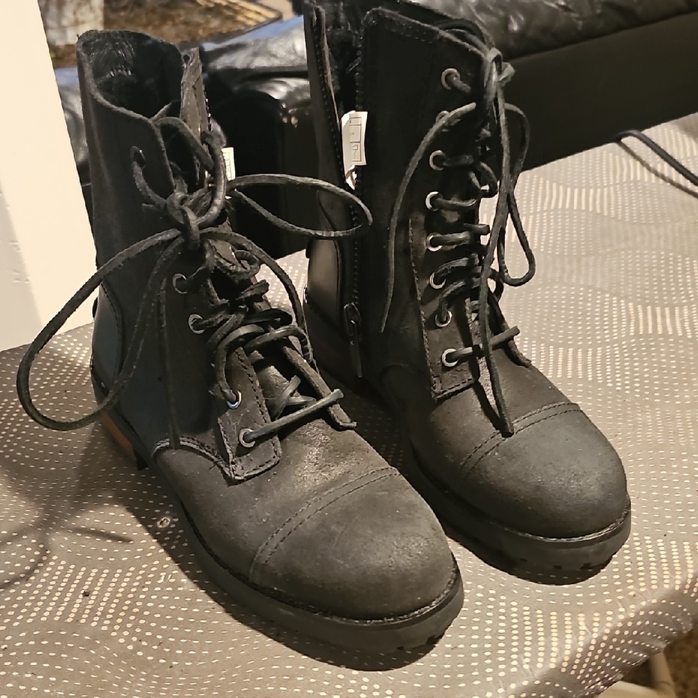 UGG Kilmer Biker Boots..size 7... EXCELLENT CONDITION. Rare Find...free Shpg